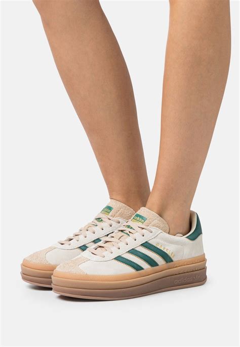 adidas originals sneakers laag verde con vaqueros